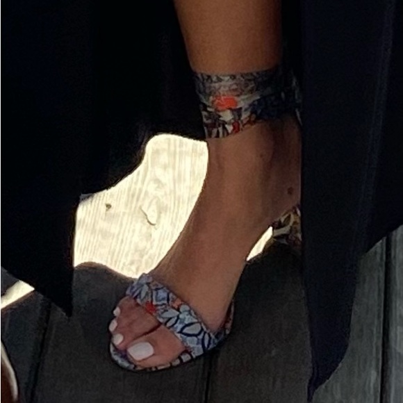 Blue Floral Jessica Simpson Heels with Ribbon Ties Size 10 - Picture 4 of 4